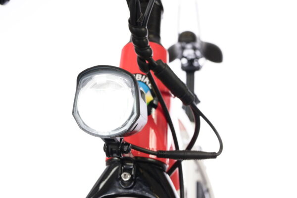 An integrated LED headlight that runs directly from the main battery makes it easy to ride at night
