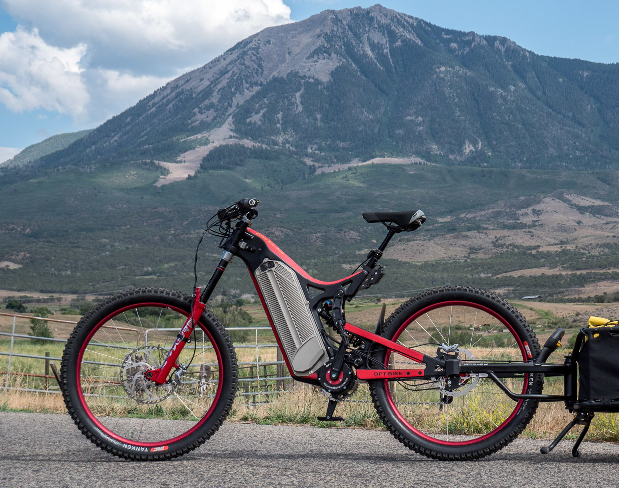 r22-everest-crop Electric mountain bike with cargo trailer outdoors